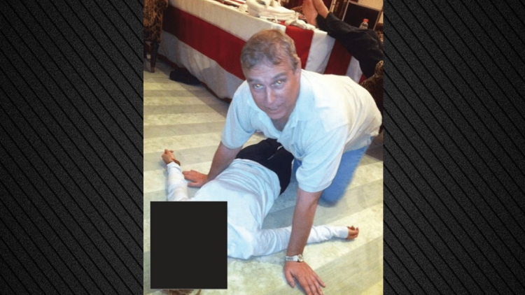 Νέα έγγραφα Έπσταϊν: Φωτογραφίες δείχνουν τον πρίγκιπα Άντριου πάνω από γυναίκα που είναι ξαπλωμένη στο πάτωμα