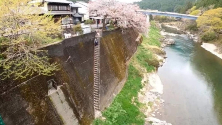 «Δεν κατεβαίνεις από εκεί»: Η «πιο τρομακτική σκάλα» της Ιαπωνίας προκαλεί ίλιγγο (vid)
