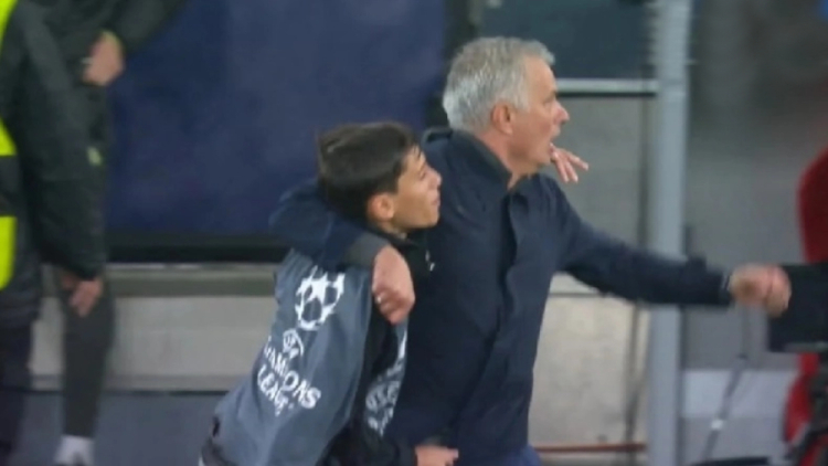 «Πάμε, παιδί μου!»: Το ball boy της Μπενφίκα θυμάται τη στιγμή με τον Μουρίνιο