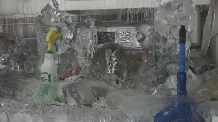 Καναδάς: Διαμέρισμα μετατράπηκε σε «παγωμένο παλάτι» όταν έκλεισαν τη θέρμανση για οικονομία (vid)