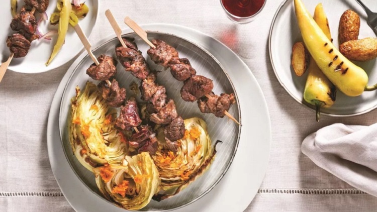 Σουβλάκι προβατίνα με λάχανο και μανταρίνι