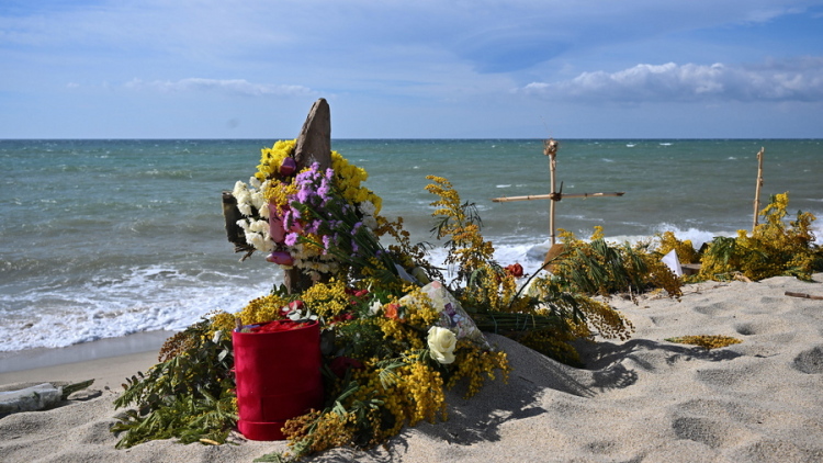 Αστυνομικοί και λιμενικοί δικάζονται στην Ιταλία για ναυάγιο πλεούμενου με 94 νεκρούς μετανάστες