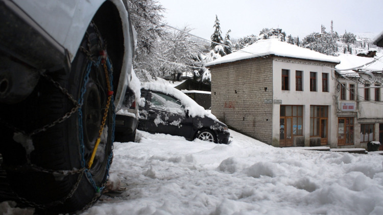 Σε ποια σημεία του οδικού δικτύου της Κεντρικής Μακεδονίας χρειάζονται αλυσίδες και πού έχει διακοπεί η κυκλοφορία λόγω συγκέντρωσης υδάτων