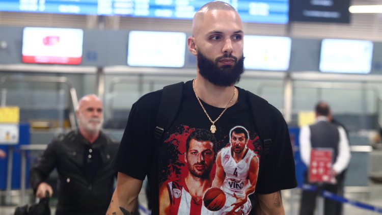 Ολυμπιακός: Έκλεψε την παράσταση με το t-shirt με τον Παπαλουκά ο Φουρνιέ, φωτογραφίες 