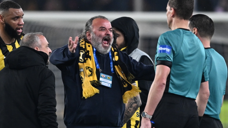 ΑΕΚ: Μπήκε στο γήπεδο για να παραπονεθεί στον διαιτητή ο Ηλιόπουλος 