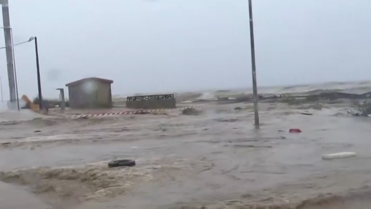 Πλημμύρισε ο Αγιόκαμπος στη Λάρισα, δρόμοι και θάλασσα έγιναν ένα από ρέμα που υπερχείλισε - Δείτε βίντεο