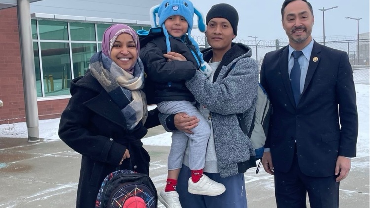 ΗΠΑ: Ο μικρός Λίαμ, το 5χρονο αγόρι που είχε συλλάβει η ICE, επέστρεψε σπίτι του στη Μινεάπολη