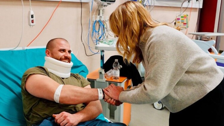 Η Μελόνι επισκέφθηκε στο νοσοκομείο αστυνομικούς που τραυματίσθηκαν στο Τορίνο, μιλά για «απόπειρα δολοφονίας»