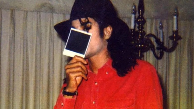 Νέες καταγγελίες για τον Μάικλ Τζάκσον: Οι φωτογραφίες του με νεαρά αγόρια και οι ισχυρισμοί ότι τα κακοποίησε σεξουαλικά
