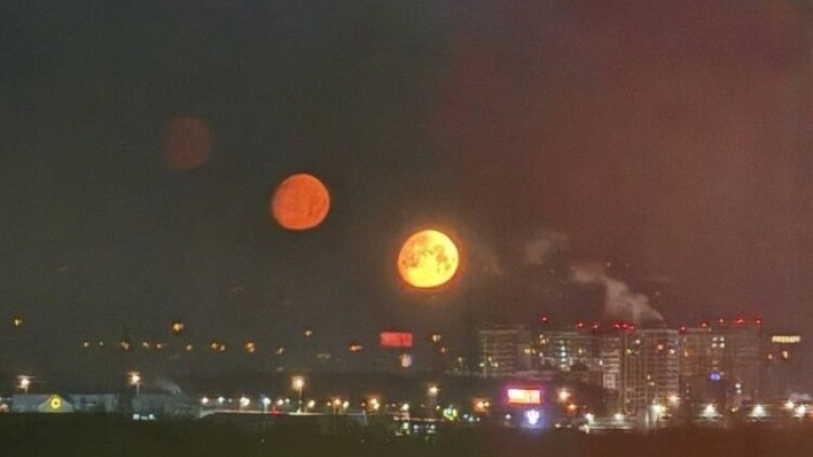 Τρία... φεγγάρια φώτισαν τον ουρανό της Μόσχας: Το σπάνιο φαινόμενο της παρασελήνης