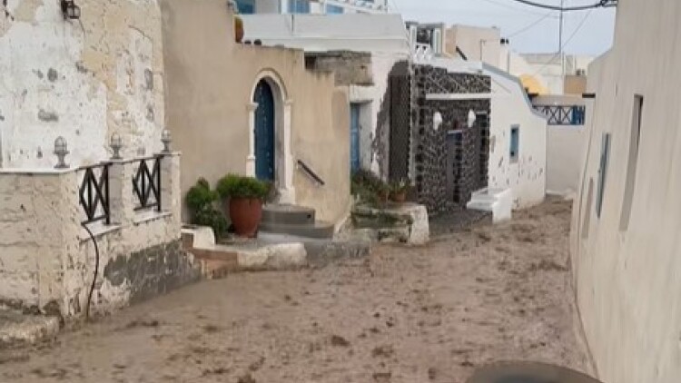 Η κακοκαιρία μετέτρεψε σε ποτάμια δρόμους στη Σαντορίνη, δείτε βίντεο