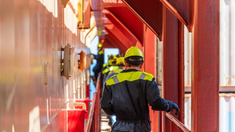 Μάστιγα η εγκατάλειψη πληρωμάτων: Ρεκόρ το 2025 με 6.223 ναυτικούς και τον «σκιώδη στόλο» στο επίκεντρο