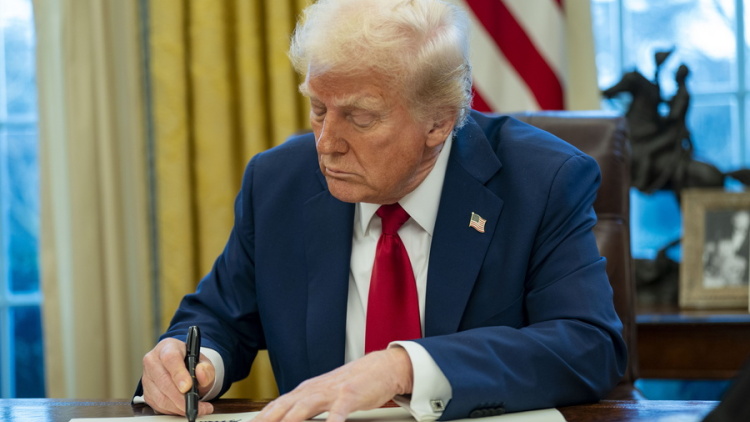 Ο Τραμπ λέει ότι ελπίζει να καταλήξει σε συμφωνία με το Ιράν