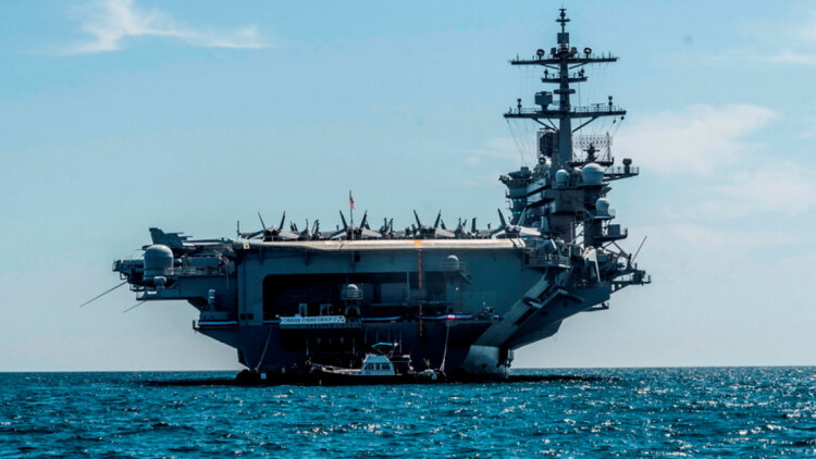 Ώρα αποφάσεων για το Ιράν: Η Τεχεράνη μιλά για «πλαίσιο διαλόγου», την ώρα που η «αρμάδα» του Τραμπ βρίσκεται σε απόσταση βολής