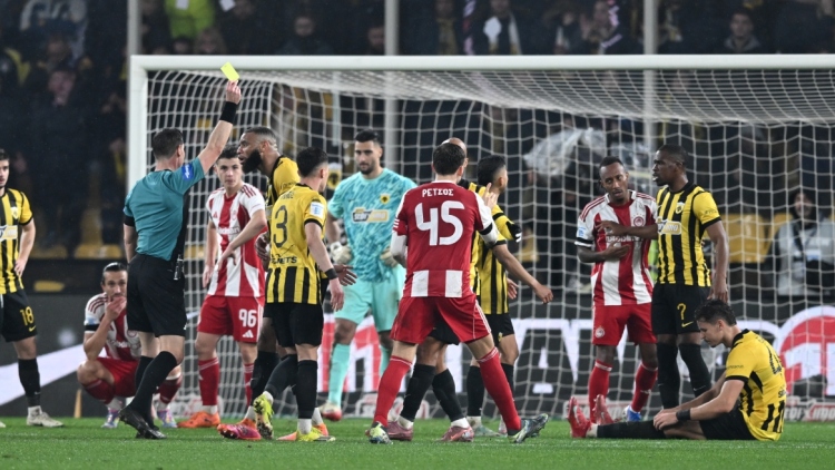 Επεισοδιακό το ντέρμπι ΑΕΚ - Ολυμπιακός: Οι διαμαρτυρίες Ηλιόπουλου, οι καταγγελίες Καραπαπά και η ανταλλαγή δηλώσεων