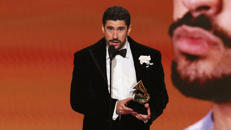«ICE out, δεν είμαστε ζώα, είμαστε άνθρωποι και Αμερικανοί»: Το μήνυμα του Bad Bunny από τη σκηνή των Grammy