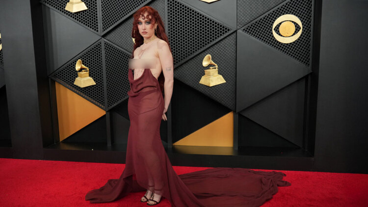 Η Τσάπελ Ρόουν έκανε μία τόπλες εμφάνιση στα Grammy