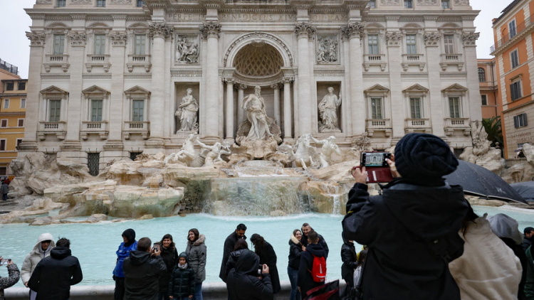 Εισιτήριο 2 ευρώ θα πληρώνουν από σήμερα οι τουρίστες στη Ρώμη για να δουν από κοντά τη «Φοντάνα ντι Τρέβι»