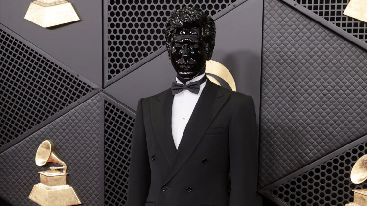 Gesaffelstein: Με μαύρο προσωπείο στο κόκκινο χαλί των Grammy, δείτε βίντεο