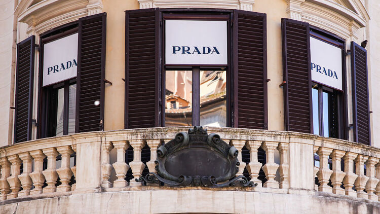 Η Prada διακόπτει τη συνεργασία με εκατοντάδες Ιταλούς προμηθευτές μετά από διαπιστώσεις παραβιάσεων εργασιακών κανόνων
