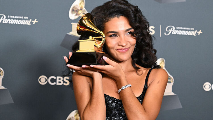 H Olivia Dean στα Grammys 2026: «Βρίσκομαι εδώ ως εγγονή ενός μετανάστη, είμαι προϊόν γενναιότητας»
