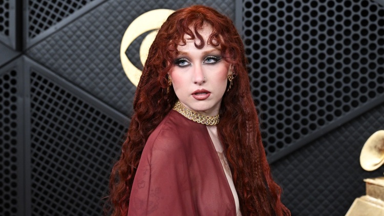 Τσάπελ Ρόαν: Η γυμνή εμφάνισή της στα Γκράμι προκάλεσε τουλάχιστον αμηχανία