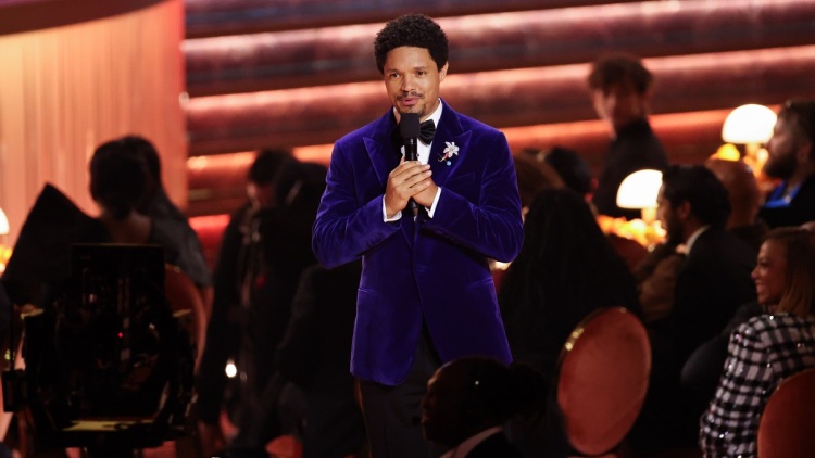 To σαρκαστικό σχόλιο του οικοδεσπότη των Γκράμι για τη Νίκι Μινάζ, που δήλωσε «νούμερο ένα φαν του Τραμπ»