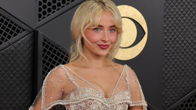 Βραβεία Grammy 2026: Τα beauty looks που ξεχώρισαν στο κόκκινο χαλί
