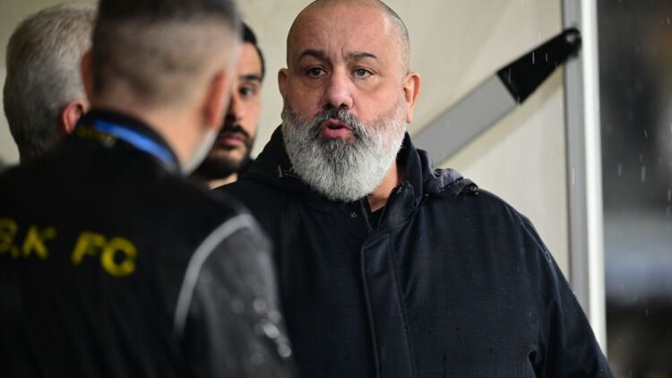 Καταγγελίες Καραπαπά για τραμπουκισμούς στο γήπεδο της ΑΕΚ σε Μεντιλίμπαρ και την αποστολή του Ολυμπιακού, δείτε βίντεο