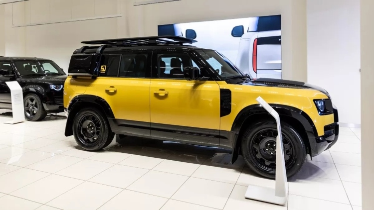 Το μοναδικό Land Rover Defender Trophy στην Spanos Luxury Cars