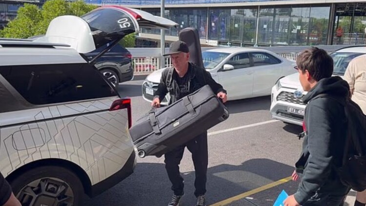 Βίντεο: Έξαλλος με θαυμαστή του που επέμενε για μια φωτογραφία, ο Τζο ΜακΕνρό του φώναξε « άντε γ@@ησου»