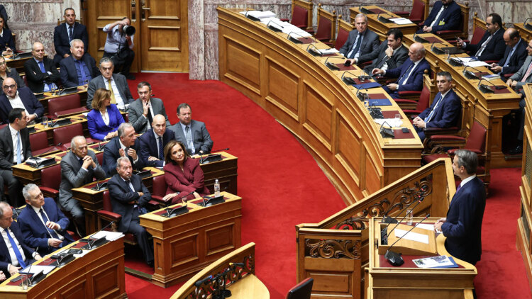 Συνταγματική αναθεώρηση: Με συνομιλητή το ΠΑΣΟΚ ξεκινά η ΝΔ τη διαμόρφωση της ατζέντας, επιθετικές ανακοινώσεις από ΣΥΡΙΖΑ, Νέα Αριστερά