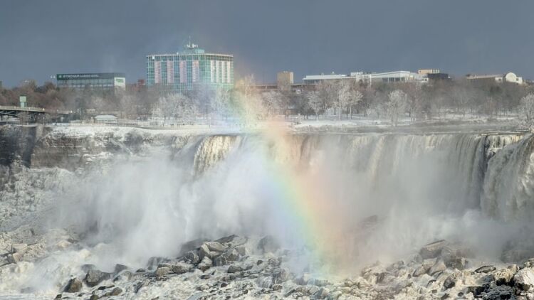 Πάγωσαν οι καταρράκτες του Νιαγάρα: Οι μαγευτικές εικόνες από το δημοφιλές τουριστικό σημείο
