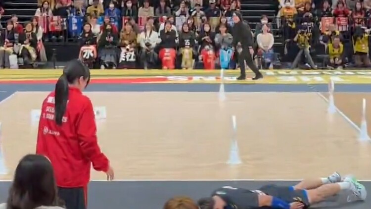 Βίντεο: Ιάπωνας αθλητής βόλεϊ χτύπησε κατά λάθος επόπτη και ζήτησε την πιο θεαματική συγγνώμη
