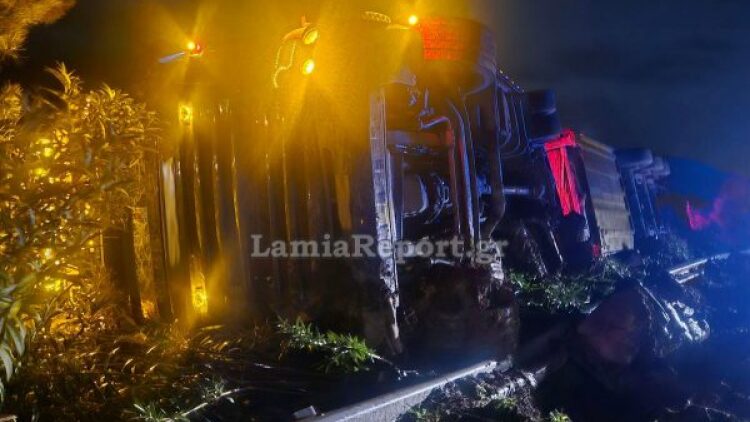 Σοβαρό τροχαίο τη νύχτα στην Αθηνών - Λαμίας: Τούμπαρε νταλίκα-ψυγείο με φρούτα, δείτε εικόνες