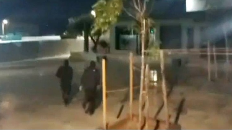 Επίθεση του Ρουβίκωνα στα γραφεία της Βιολάντα στο Μενίδι, έσπασαν με βαριοπούλες την είσοδο, δείτε βίντεο