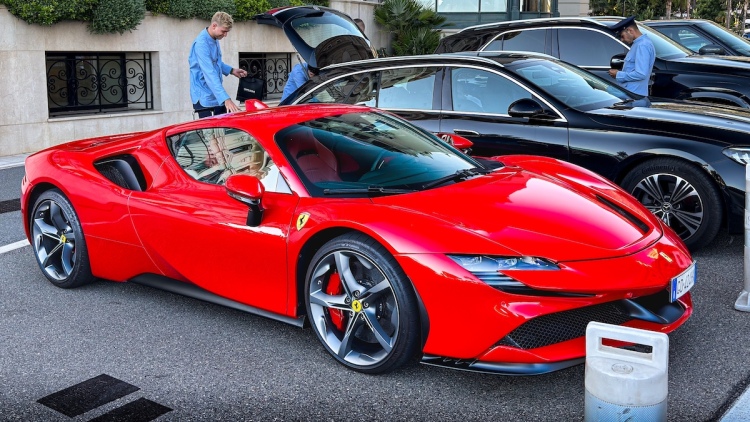 Ελλάδα: Τα κόλπα που έκανε για να πάρει πίσω 62.000€ από τη Ferrari που αγόρασε