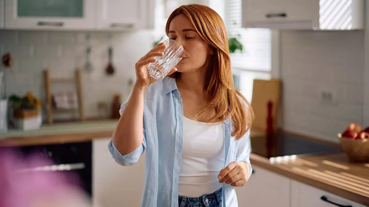 Το υγρό μυστικό για δυνατό μυαλό – Πώς βελτιώνει τη συγκέντρωση και μειώνει το στρες