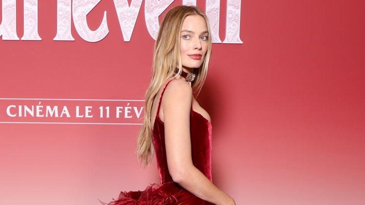 Μάργκοτ Ρόμπι: Εκθαμβωτική εμφάνιση με βελούδινη τουαλέτα Chanel στο Παρίσι
