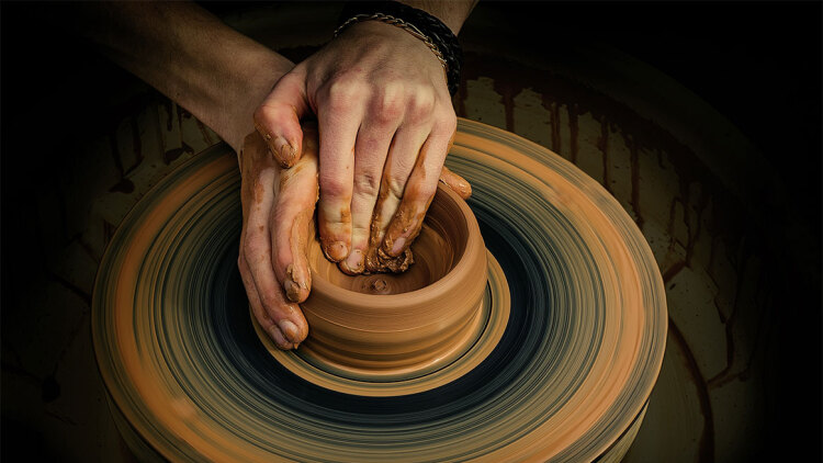 Η άνθηση της κεραμικής στην Ελλάδα – Πώς από χόμπι και ψυχοθεραπεία έγινε μόδα και εισόδημα