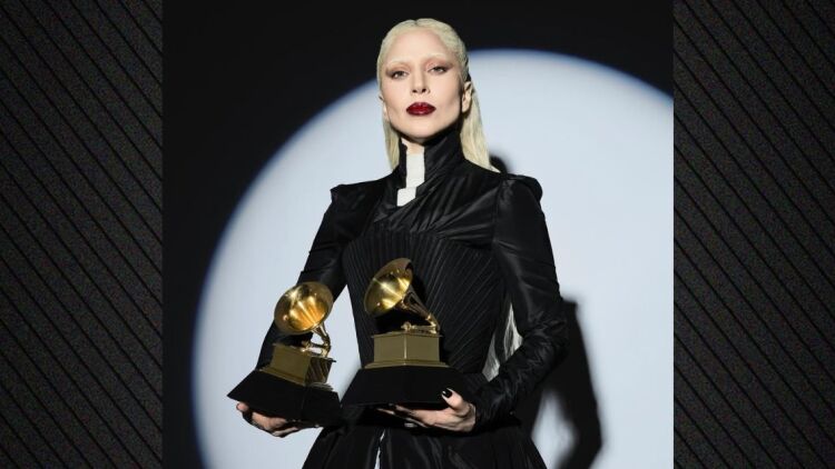 Η Lady Gaga ποζάρει με τα βραβεία που κέρδισε στα Grammy: Είναι αληθινή ευλογία να με τιμά η μουσική κοινότητα