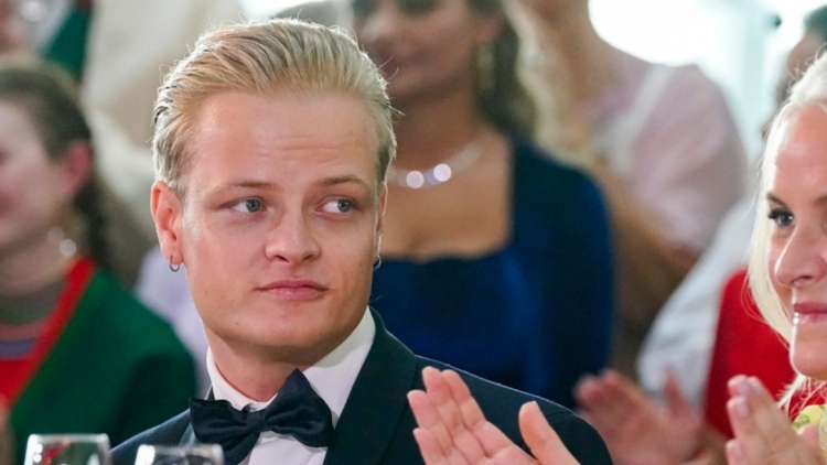 Ξεκίνησε η δίκη του γιού της πριγκίπισσας της Νορβηγίας Μέτε-Μάριτ: Δήλωσε αθώος για τους βιασμούς