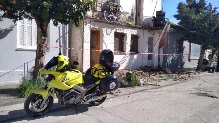 Αναστάτωση στον Βόλο, 41χρονη τραυματίστηκε όταν υποχώρησε μπαλκόνι 