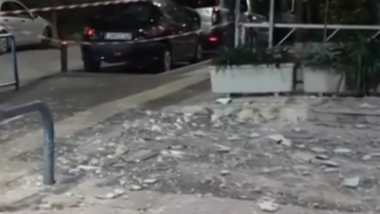Παλαιό Φάληρο: Ζαρντινιέρες αποκολλήθηκαν από πολυκατοικία και έπεσαν στο πεζοδρόμιο, δείτε βίντεο