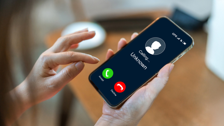 «Άνοιξε θεία, από τη ΔΕΗ είμαστε»: Πώς ψαρεύουν προσωπικά δεδομένα και τηλέφωνα οι συμμορίες της απάτης