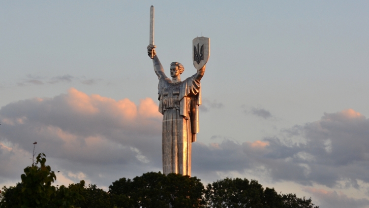 Ρωσικό πλήγμα προκάλεσε ζημιές στο εμβληματικό μνημείο «Μητέρα Πατρίδα» του B' Παγκόσμιου Πολέμου στο Κίεβο