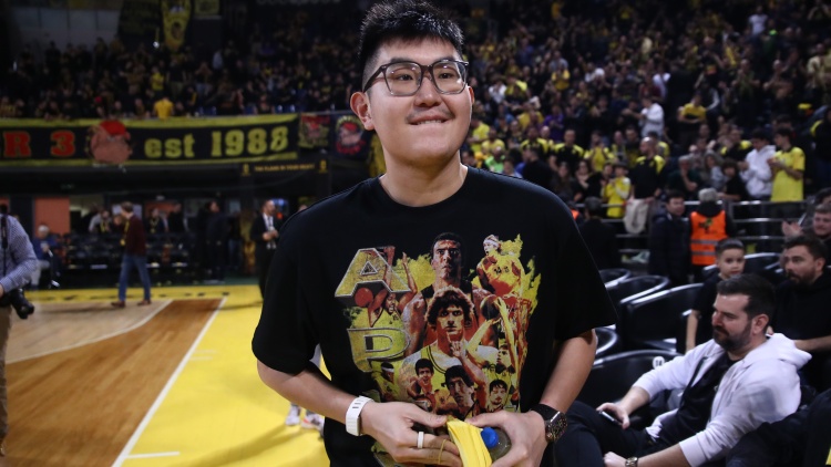 Ο Σιάο ξανά στο Αλεξάνδρειο με μπλούζα που έχει Γκάλη, Γιαννάκη και τις άλλες μεγάλες μορφές του Άρη, δείτε φωτογραφίες
