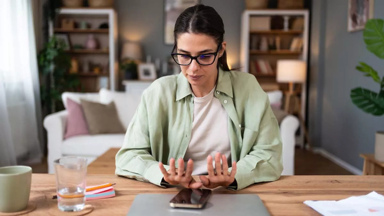 Υπάρχει κάποιος που δεν έχει ΔΕΠΥ στη σημερινή φρενήρη εποχή; Μια ειδικός αναλύει
