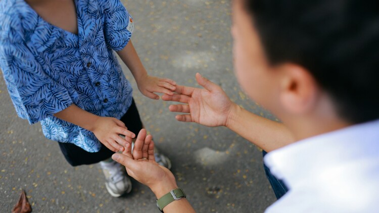 FAFO parenting: Η τάση στη γονεϊκότητα που γίνεται πολύ δημοφιλής
