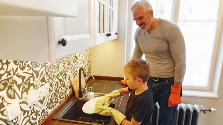 Η λίστα με τις δουλειές του σπιτιού που ένας millennial γονέας περιμένει από το παιδί του προκάλεσε αντιδράσεις